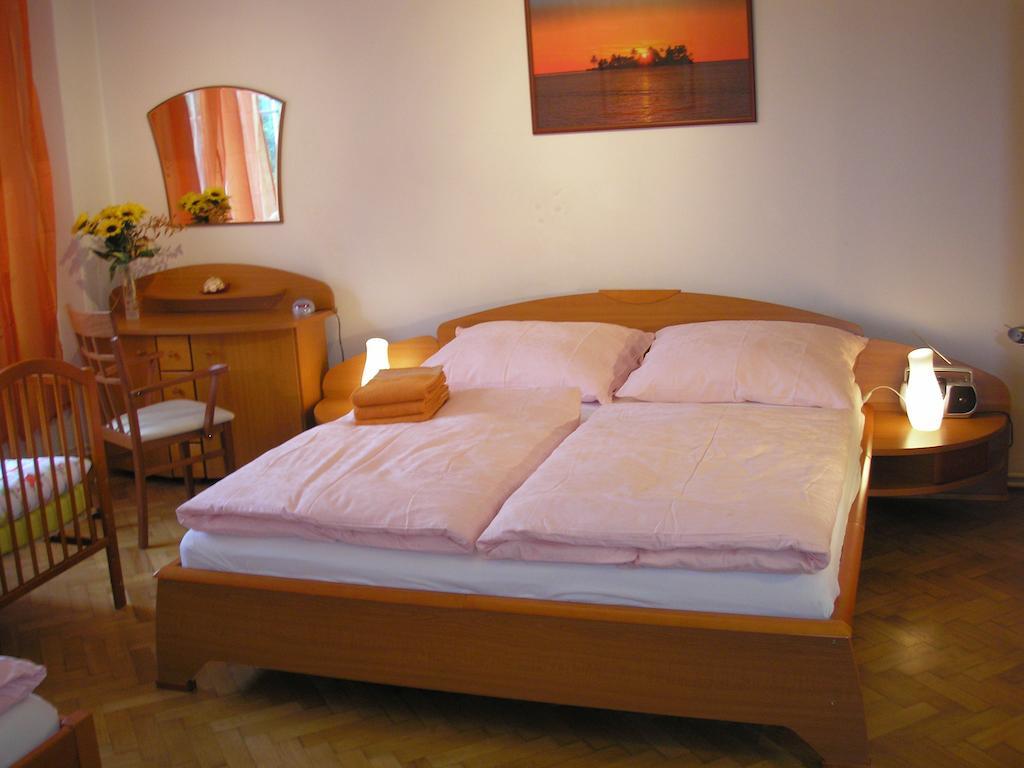 Apartment Accommodation Up To 17 Братислава Номер фото